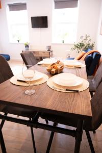 Sleeps 6- Close to the beach - Pet Friendly