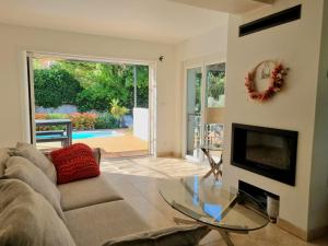 Villas Maison moderne avec piscine : photos des chambres