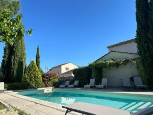Villa Nicole avec piscine & jardin privés, parking dans le cœur du Luberon, proche Gordes, Roussillon, Goult, Bonnieux