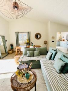 Stunning Villa with Pool, Sea View & Petanque in Golfe Saint Tropez