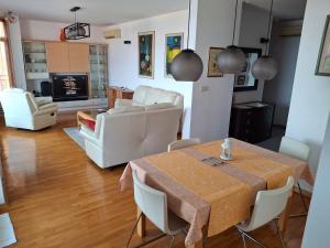 Luxury Apartment Tina by the beach Znjan Split put znjana 3c