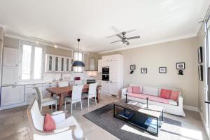 Cannes Atypical apartment with 3 bedrooms terrace and sea view