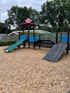 Boshuisje Lila met omheinde tuin voor rustzoekers, naast het bos