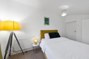 Canaan House - Modern 3BR Flat in Central Chatham w Free Parking
