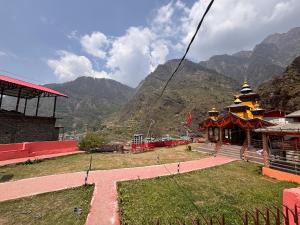 Omji - Sant Manas Bhushan Ashram Yamunotri, 200m from Helipad
