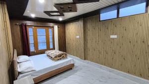 Omji - Sant Manas Bhushan Ashram Yamunotri, 200m from Helipad