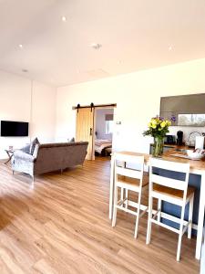 Bespoke 1 Bedroom Barn by Stansted Airport & Holiday Parking