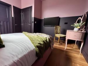 Chic Retreat with King Bed in None