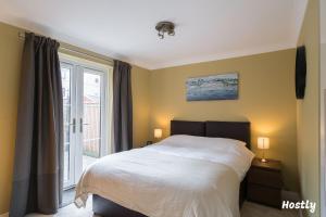 Swan Place, Comfortable & Central Home by Hostly