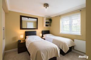Swan Place, Comfortable & Central Home by Hostly