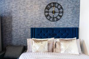 Sleek & Elegant - 2 Bed Apartment In Dartford Town - Parking