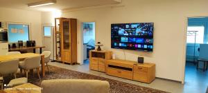 Ferienwohnung - Loft - mit 123qm bei Würzburg mit eigenen gratis Parkplatz Terasse Grill WLAN - nur Einzelbetten