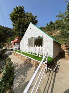 The Rare Ones Mukteshwar - Resort & Cafe