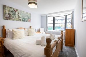 Land Ahoy- Harbour & High Street Apartment