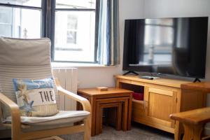 Land Ahoy- Harbour & High Street Apartment