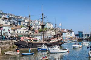 Land Ahoy- Harbour & High Street Apartment
