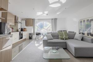 Bright Canal-Side Flat Canada Water