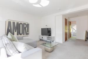 Bright Canal-Side Flat Canada Water