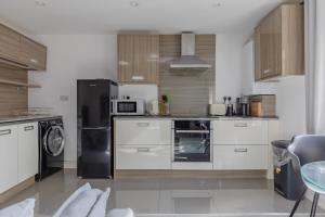 Bright Canal-Side Flat Canada Water