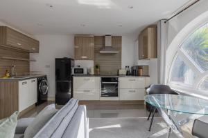 Bright Canal-Side Flat Canada Water