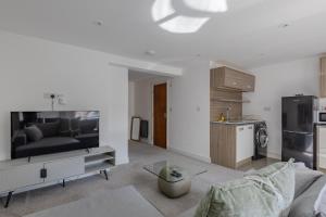 Bright Canal-Side Flat Canada Water