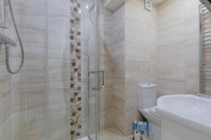 Bright Canal-Side Flat Canada Water