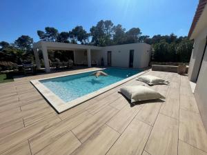 Maisons de vacances Villa Loura - Villa contemporaine avec piscine : photos des chambres