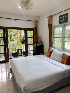 Khaosok gallery & camp