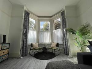 Spacious Flat! Sleeps 7, Pet Friendly and Parking