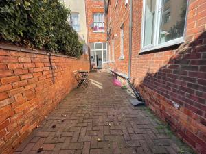 Spacious Flat! Sleeps 7, Pet Friendly and Parking