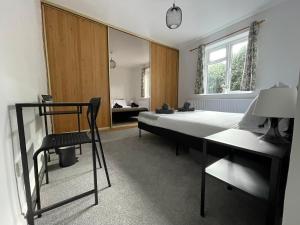 Spacious Flat! Sleeps 7, Pet Friendly and Parking