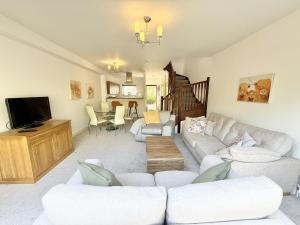 Contemporary Haven Close to the Coast