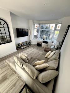 Spacious, cosy & stylish 3 Bed Home in Salford, near Trafford Park - Free Parking