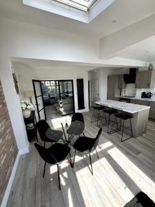 Spacious, cosy & stylish 3 Bed Home in Salford, near Trafford Park - Free Parking