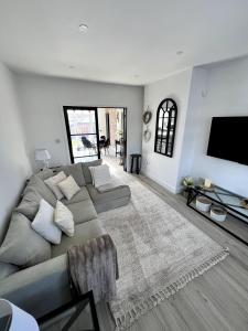 Spacious, cosy & stylish 3 Bed Home in Salford, near Trafford Park - Free Parking