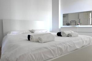 Bright and quiet apartment with a pool