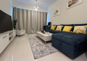 Bespoke Holiday Homes - Modern 1BR in Carson Tower Damac Hills