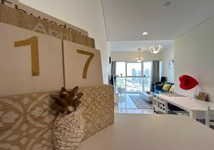 Bespoke Holiday Homes - Modern 1BR in Carson Tower Damac Hills