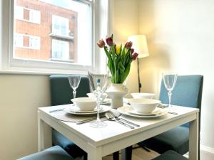 Chic Marylebone Village w Premium Mattress and 55 inch TV, by The Design Traveller