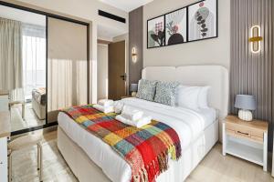 Luxury 1BR JVC Pool & Balcony by Circle Mall