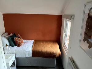 Contractors Ideal 3 Bed, 2 Lounge in Addlestone