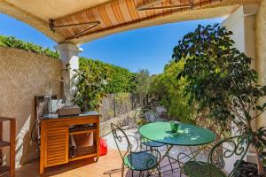 Appartements Superbe T2 avec jardin, clim a 600m de la plage : photos des chambres
