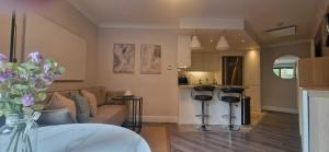 Upgraded & Slick 2BD Heart of City at Christchurch