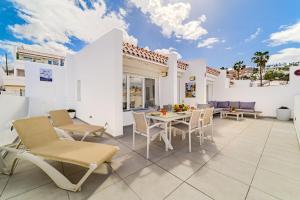 3 bedrooms apartment in Island Village pool view