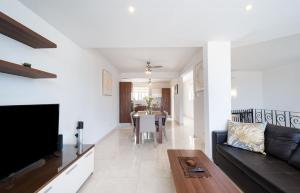Seaview Rooftop, 3 bed, 2 bath
