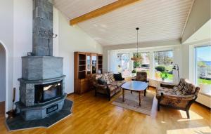 2 Bedroom Lovely Home In Uddevalla