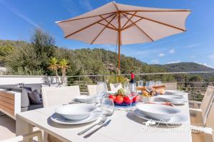 Cool and Stylish Villa Avanti with Private Pool, Beautiful Views and Air Conditioniing