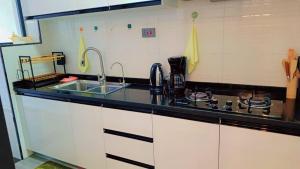 executive beautifully furnished apartment withmodern finishings,swimming pool,fully equipped gym and other luxurious facilities and close proximity to major shopping malls in kilimani