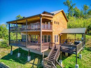 Timber Log Cabin Hot Tub,Pool Table Games MORE