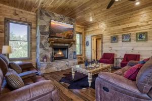 Timber Log Cabin Hot Tub,Pool Table Games MORE